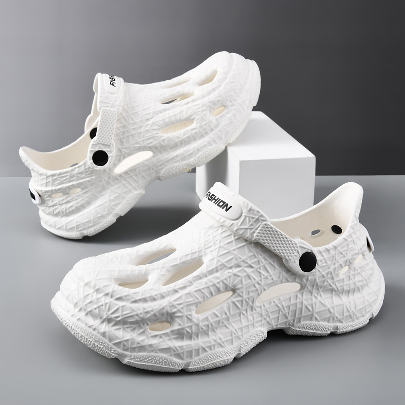 Nuevos zapatos con agujeros para hombres, zapatos antideslizantes EVA de uso exterior de verano, suela gruesa, sandalias y zapatillas de playa de tacón transpirable resistente al desgaste