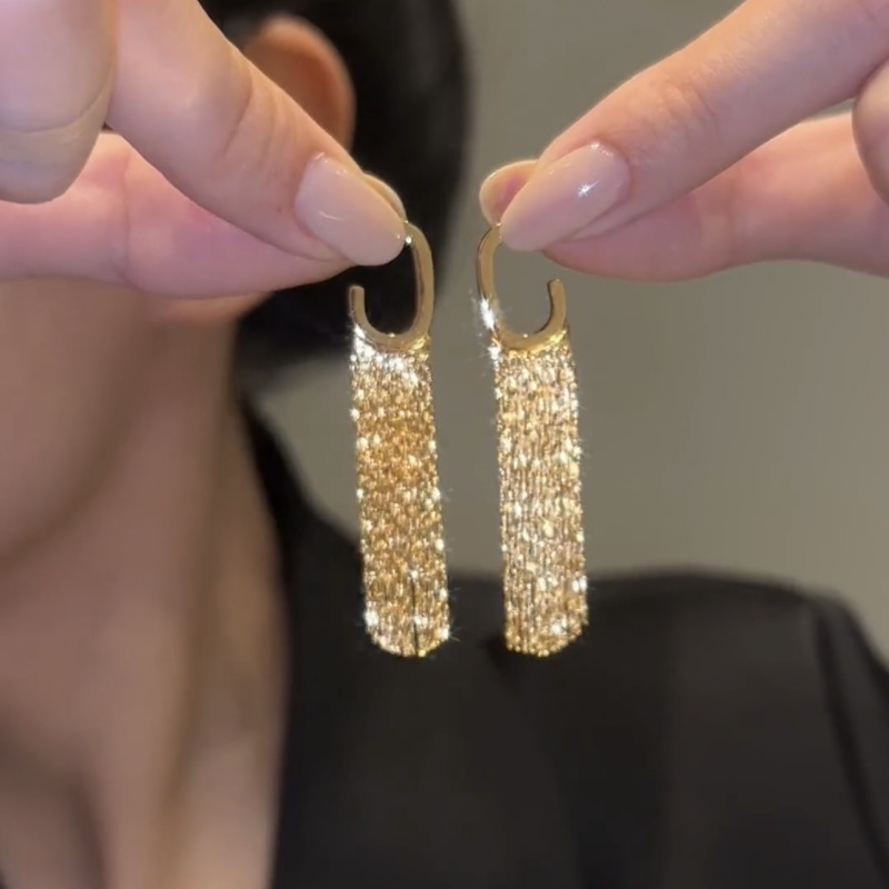 Elegantes pendientes de borla en forma de G Luz de lujo de alto grado largo del todo-fósforo pendientes de moda temperamento nicho diseño pendientes de las mujeres