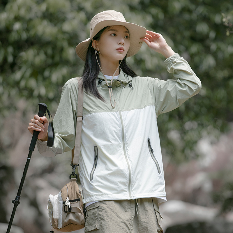 Ropa de protección solar al aire libre de montaña para hombres y mujeres de verano nueva seda de hielo delgada impermeable ropa de moda de protección solar pareja chaqueta encapuchada