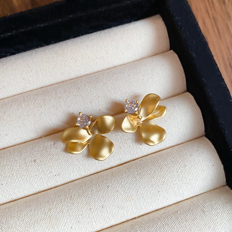 Pendientes de flores tridimensionales con lentejuelas de aguja de plata Pendientes de lujo ligero de alta gama de moda de nicho Pendientes de viento frío al por mayor