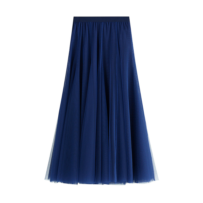Ein dunkelblauer High-Waist-Plisseetüll-Midirock mit festem Bund und transparentem, geschichtetem Stoff.