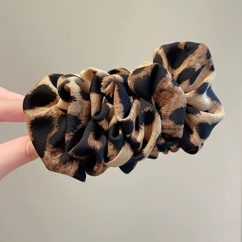 347 зажим-банан с леопардовым принтом цвета хаки