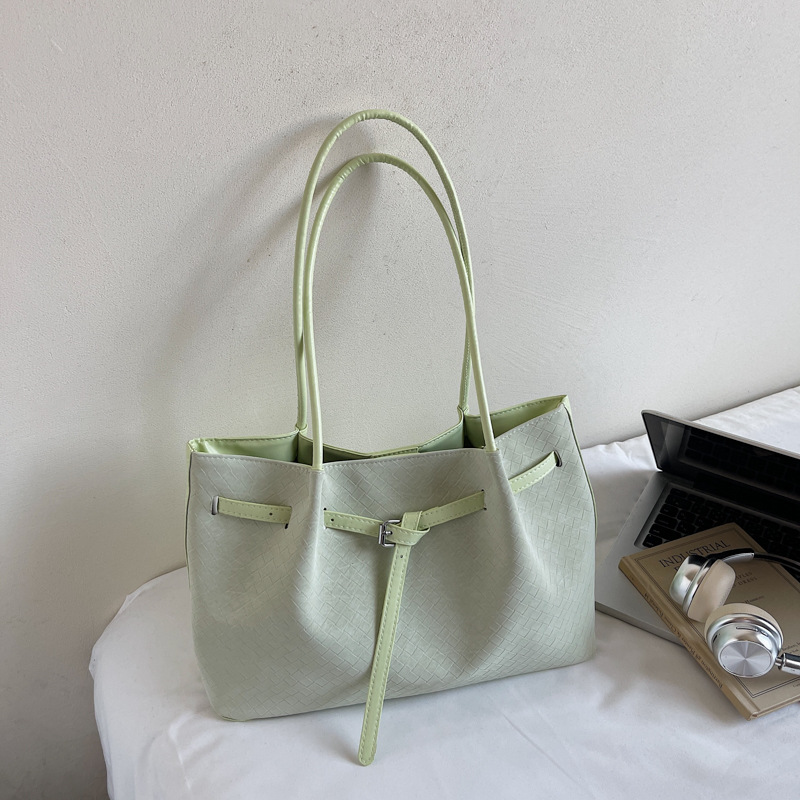 Bolsa de hombro simple y casual 2025, otoño y invierno, nuevo estilo de moda portátil de gran capacidad, bolsa de cubo de transporte de mano