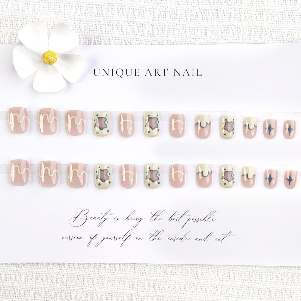 Corazón encantador y suave de una niña usando uñas pintadas en blanco y rosa de dibujos animados de uñas 24 piezas de uñas falsas acabadas venta directa