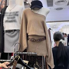 韓国系の雰囲気感は不規則な斜め肩のワンピースを着ています。