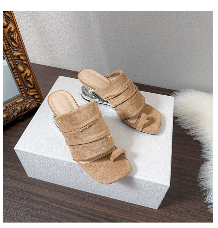Giày sandal nữ gót 6 cm mũi vuông giấu gót, thiết kế xếp ly chấm bi, gót dị hình — Màu nâu, Màu trắng chi tiết 17