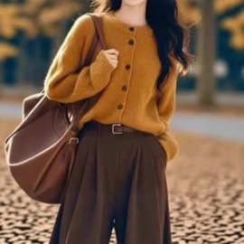 法式减龄时尚好看2025复古穿搭套装宽松圆领单排扣短款针织毛衣
