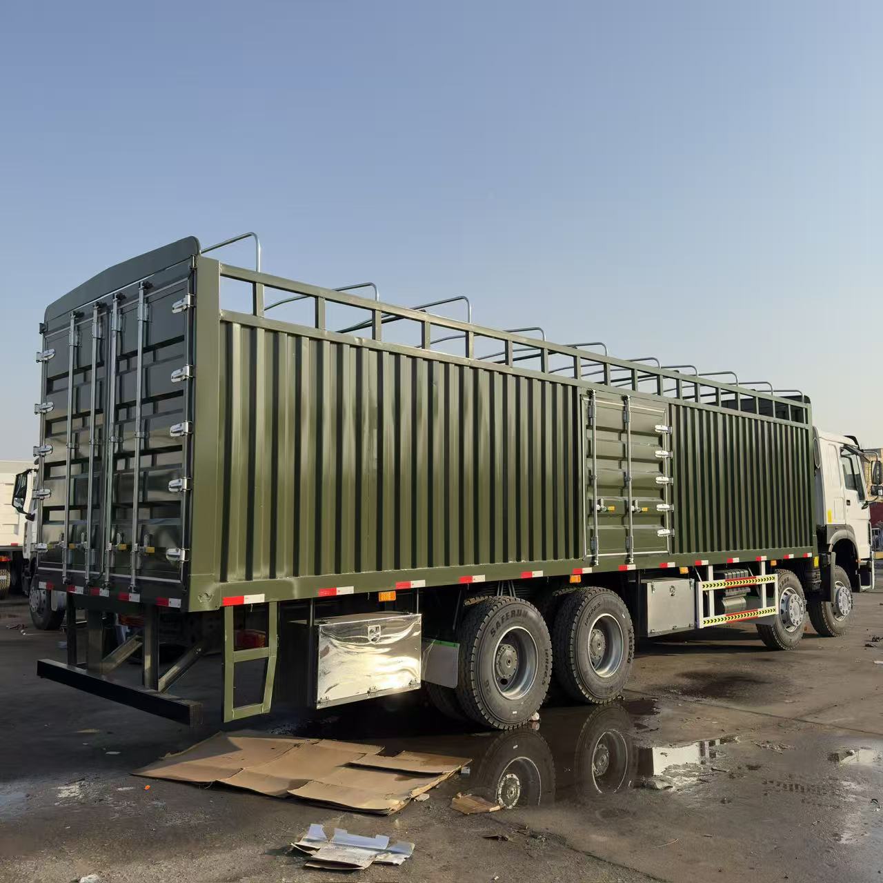 Howo front four-wheel rear eight-wheel diesel truck, self-loading, towable, for engineering procurement and trading market