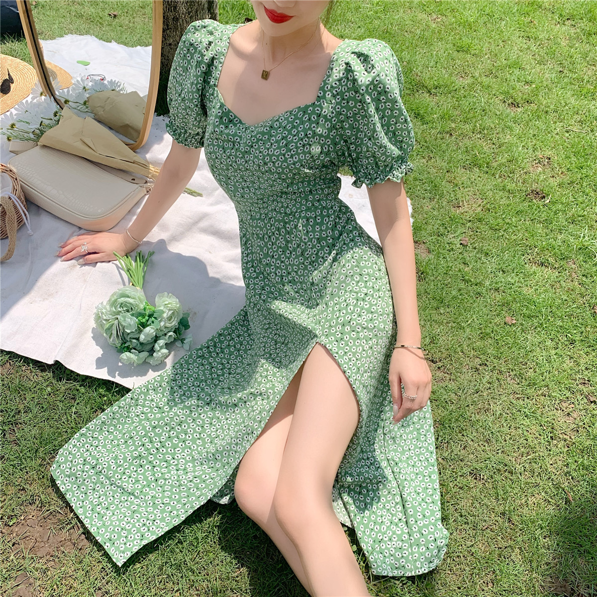 法式方领碎花连衣裙女2021年夏季新款姐妹显瘦开叉泡泡袖中长裙子