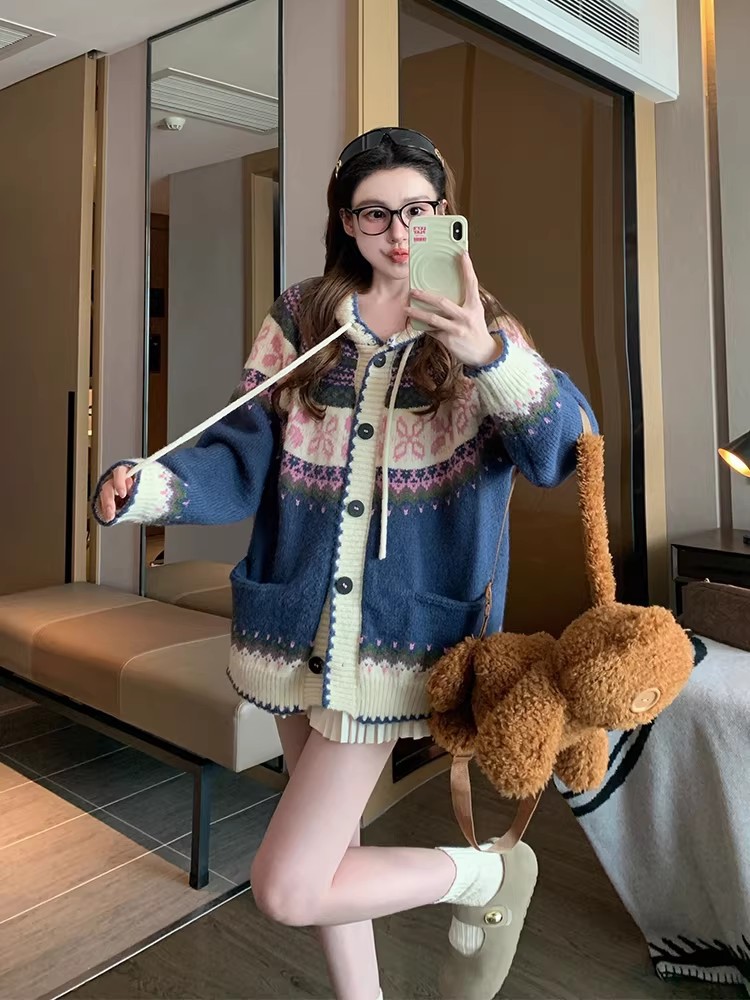 Demi-season sweater with hood