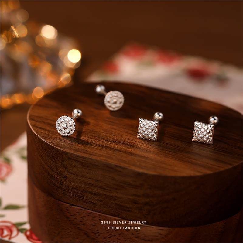 French style small fragrant button for women, 999 pure silver, fashionable and versatile, screw on foot silver earrings_voghion.com