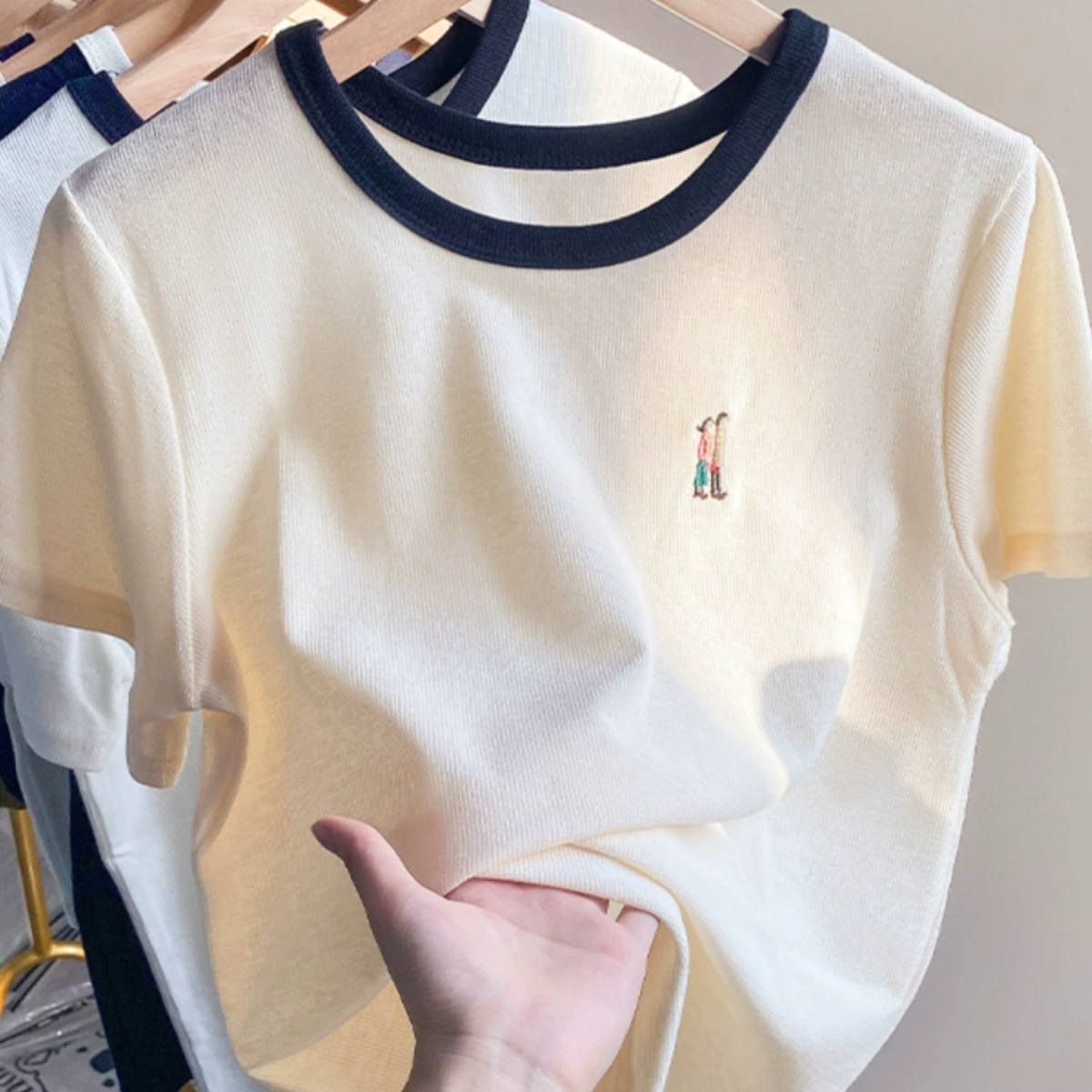 2025 новый летний дизайн вафельная футболка с коротким рукавом женская нишевая контрастная расцветка шикарные топы