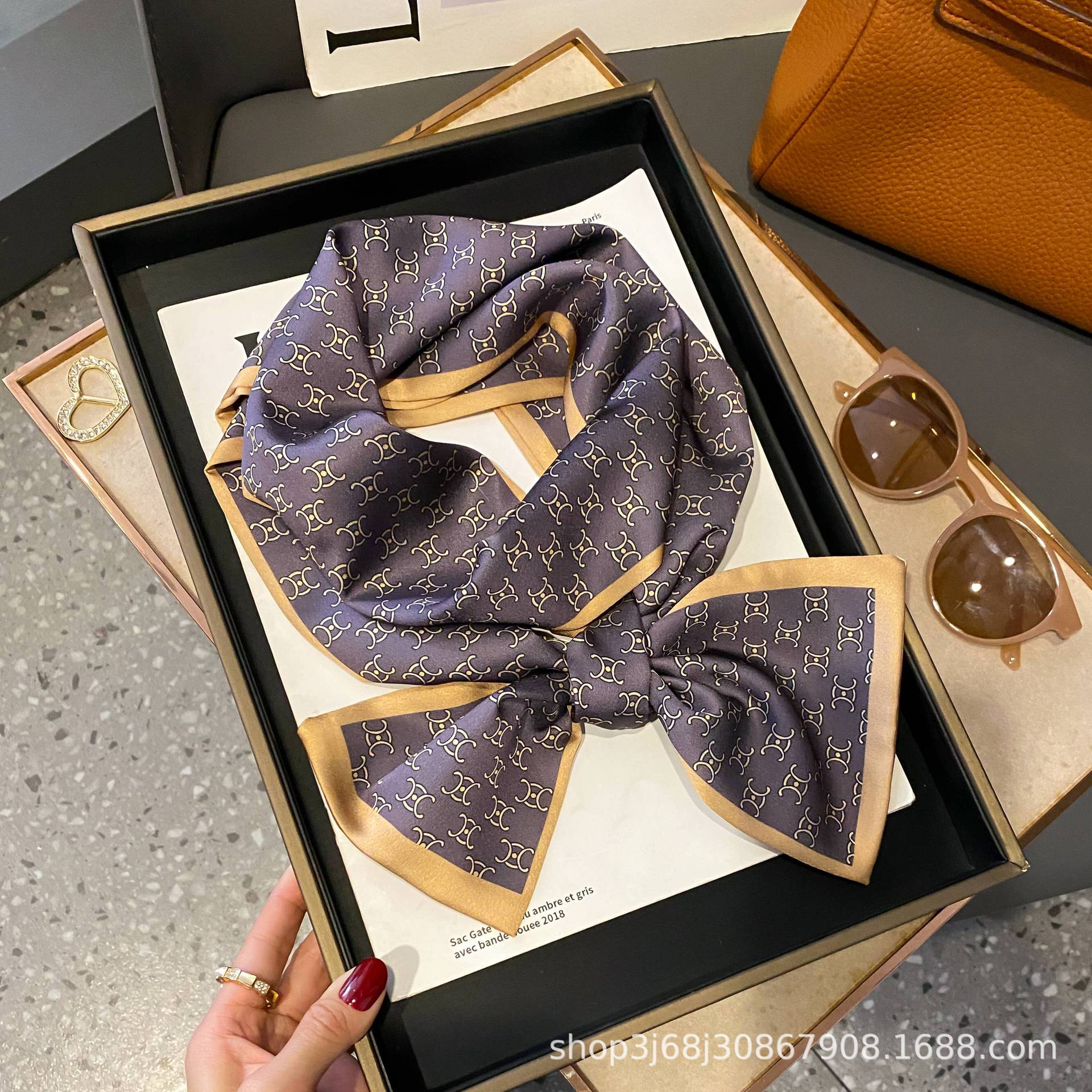 18 insignia de arco con café profundo