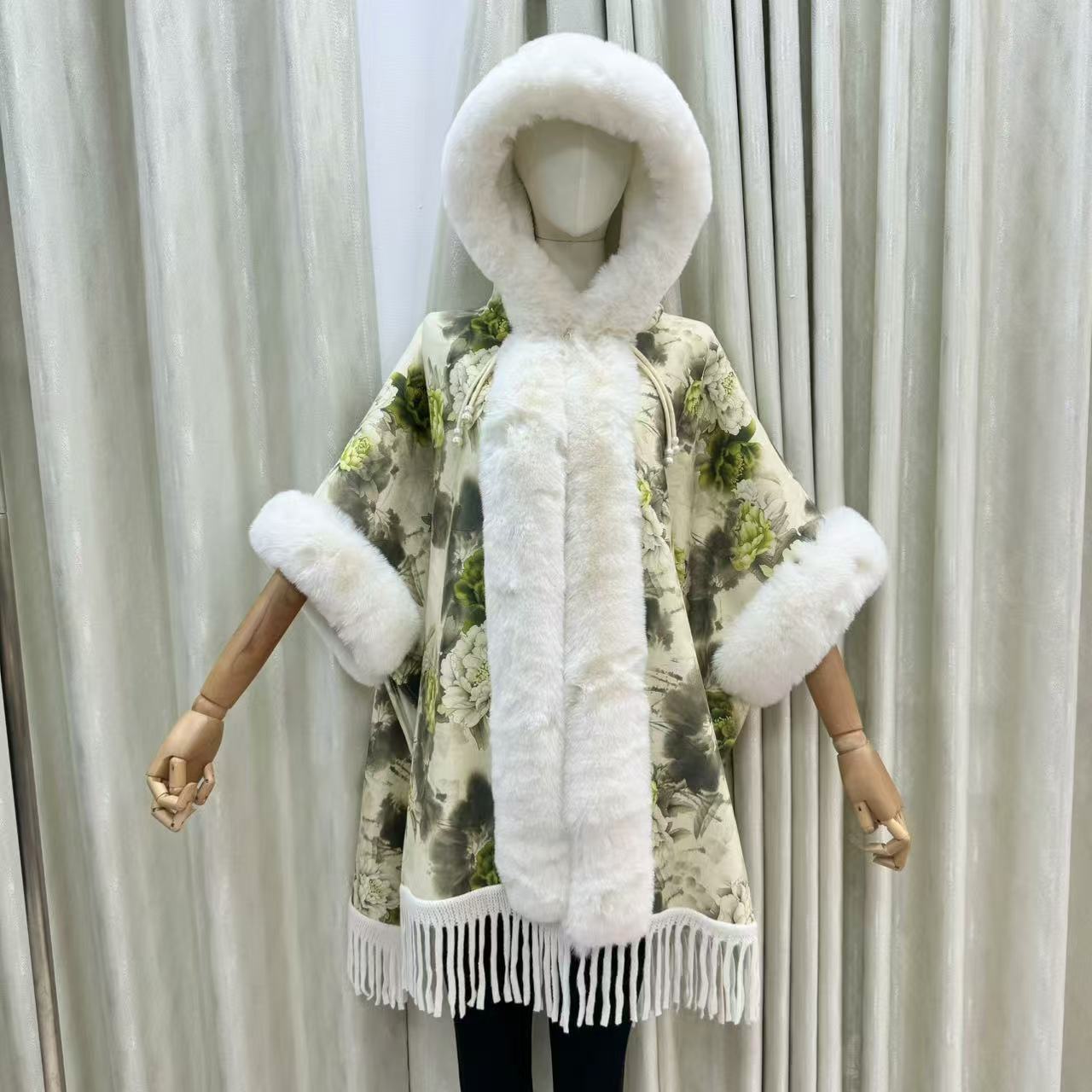 Otoño y invierno 2025 nuevo estilo chino Jacquard cuello de lana y vello grueso chal de mujer abrigo abrigo con capuz capa china