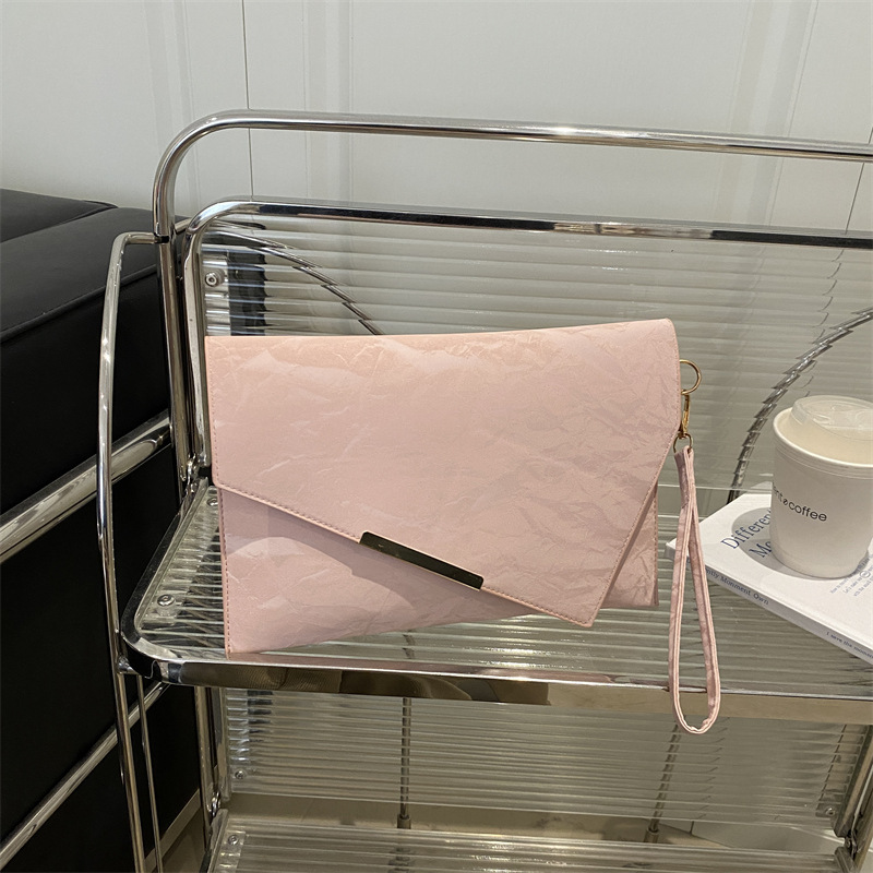 Bolso de alta calidad de diseño de nicho para mujer 2025 bolso de mano de hierro inclinado de estilo occidental salvaje bolso de sobre de moda bolso cuadrado pequeño
