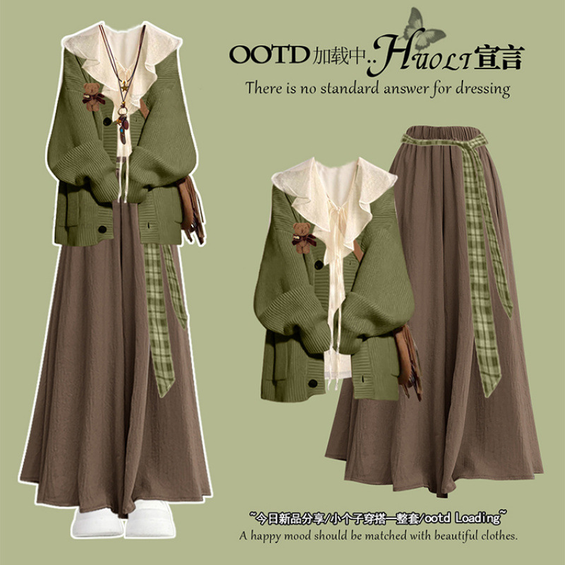Korean style autumn outfit, preppy green two-piece set for women, super popular autumn outfit for petite women in 2026, complete set of skirt and pants.