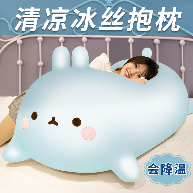 氷の糸の夏の涼感のサメのぬいぐるみは枕の女の子を抱いて足を挟んで寝ます。|undefined
