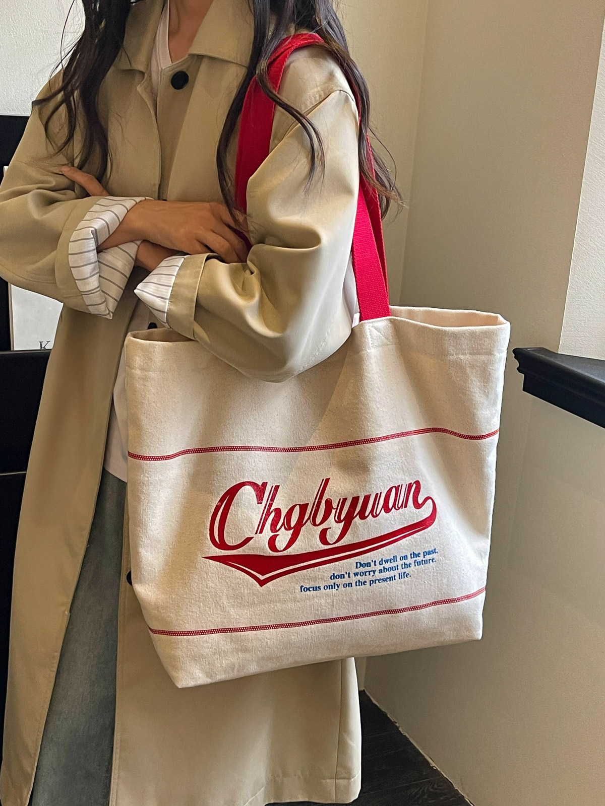 Bolsa de lona de gran capacidad para mujeres 2026 nueva moda letra impresa hombro brazo bolso de viaje ocio bolsa de mano image 1