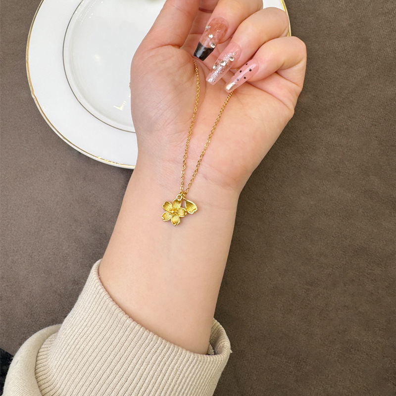 Nuevo estilo chino antiguo collar de oro Fasha de moda nacional petal de flor de melocotón cadena de clavícula retro de alta calidad joyas no se desvanecen