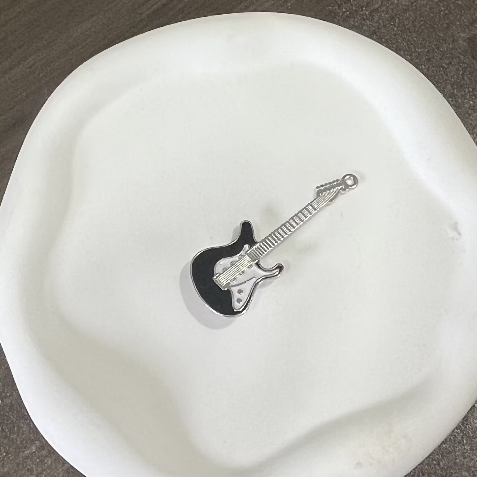 Lindo punk pequeño gato negro muñeca colgante collar de rock guitarra accesorios de peluche regalos de cumpleaños navideños