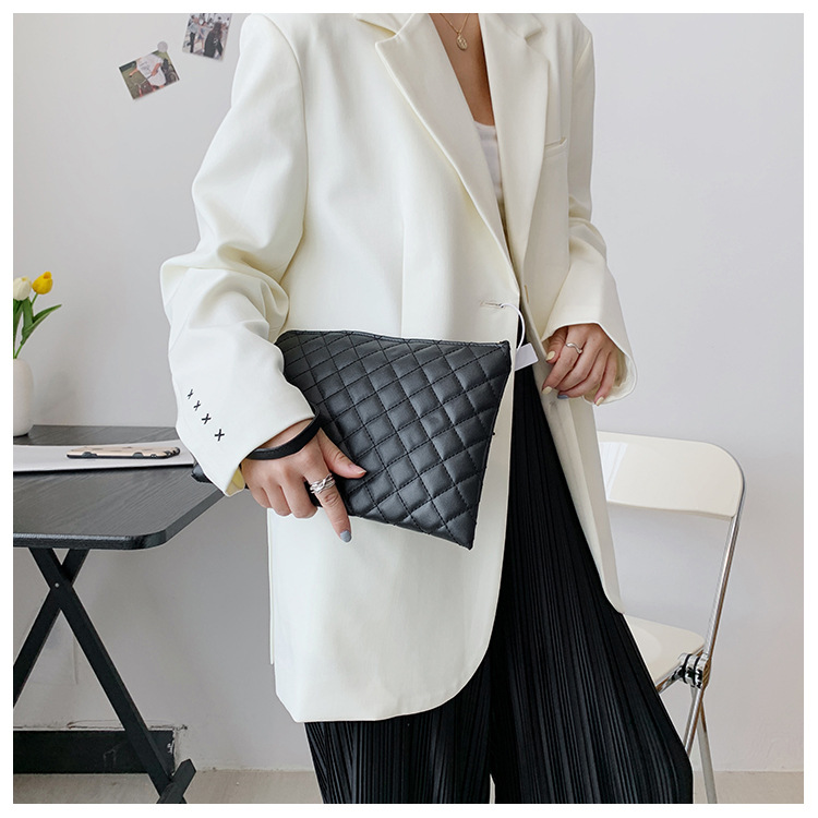 Retro Solid Color Texture Clutch Bag Simple Rhombic Soft Face Envelope Small Square Bag display picture 7
