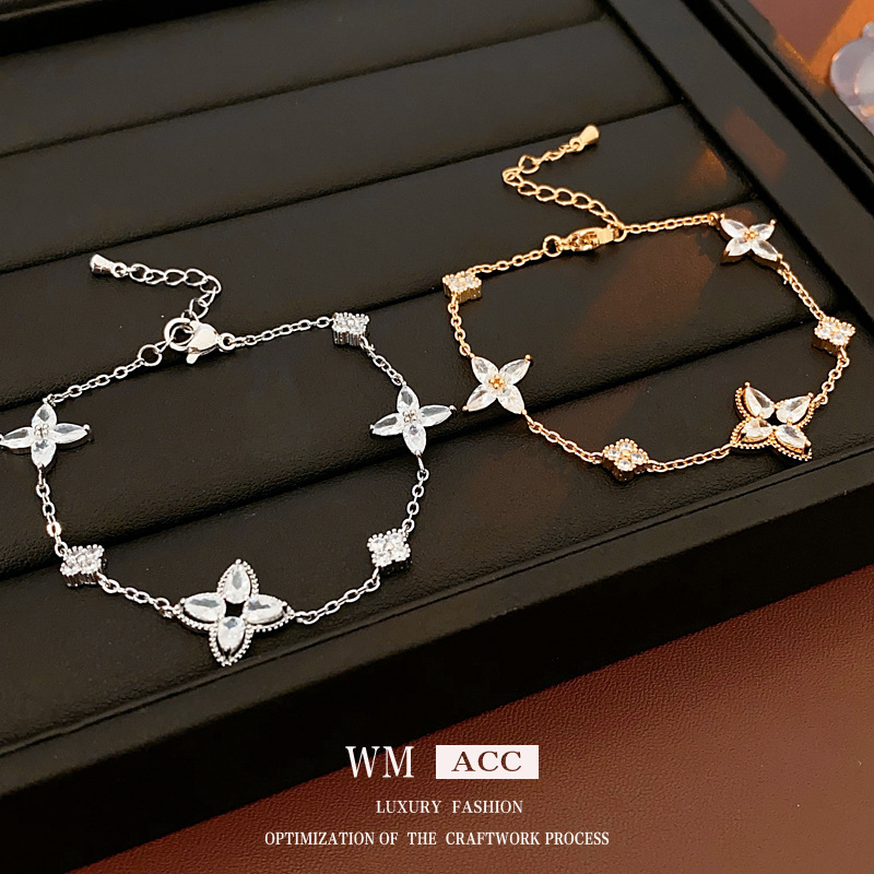 Brazalete de flores de oro real, pulsera de piedra de diamante, simple y de alto nivel, pulsera universal, nicho, lujo ligero, joyas de mano exquisitas para mujeres.