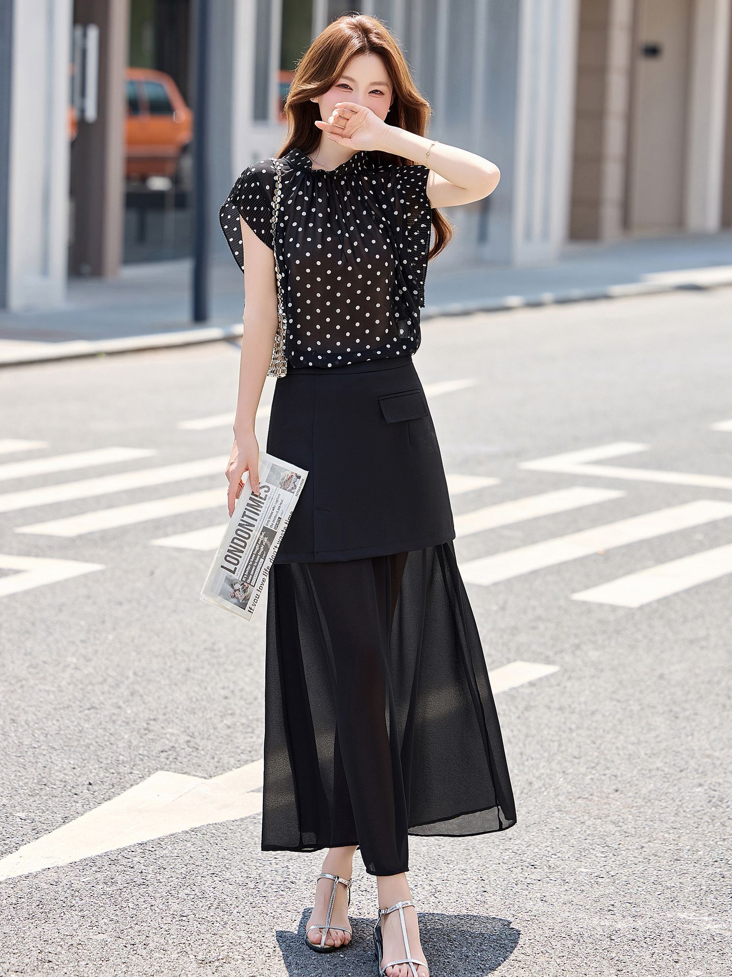 Set áo sơ mi chấm bi + chân váy midi suông rộng thiết kế thanh lịch 2026 — Màu ảnh