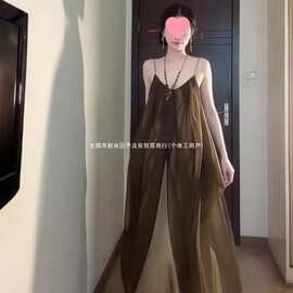 法式慵懒绿复古茶歇吊带长裙感垂坠剪裁松弛氛围感连衣裙