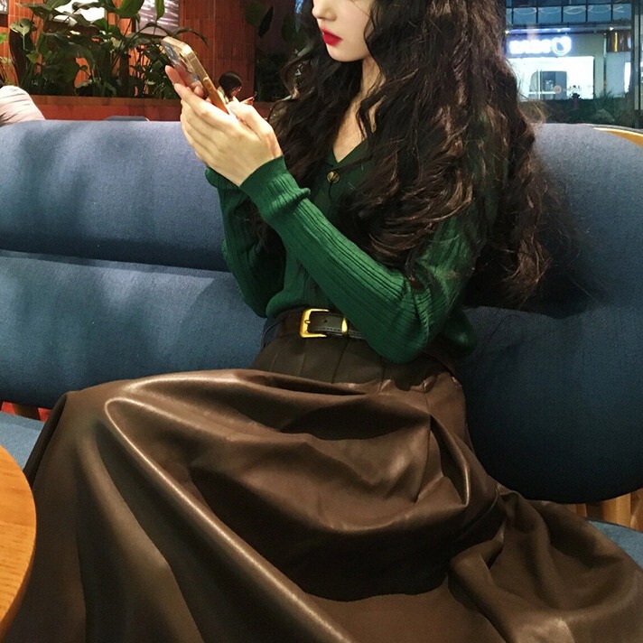 This year's popular elegant high-grade European goods beautiful fashion Xiaoxiang knitted sweater half-length leather skirt suit autumn and winter