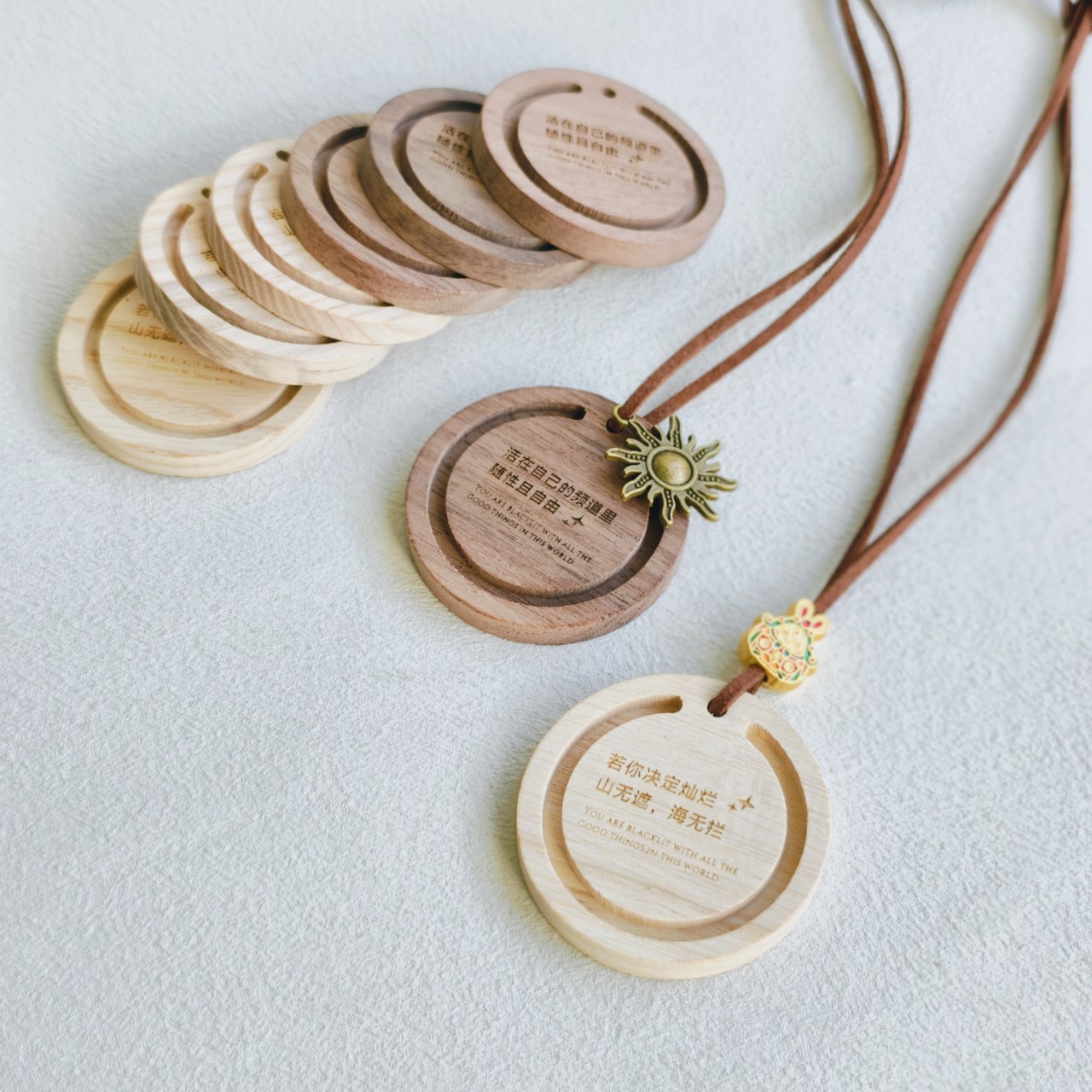 Huile essentielle, pendentif à l'intérieur de la voiture, pendentif, garde-robe intérieure, parfum, bois volatil, pierre de parfum, cadeau de vacances créatif
