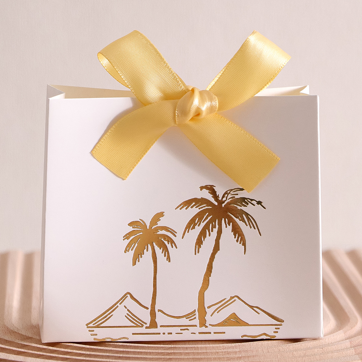 흰색 선물 상자 - 노란색 리본