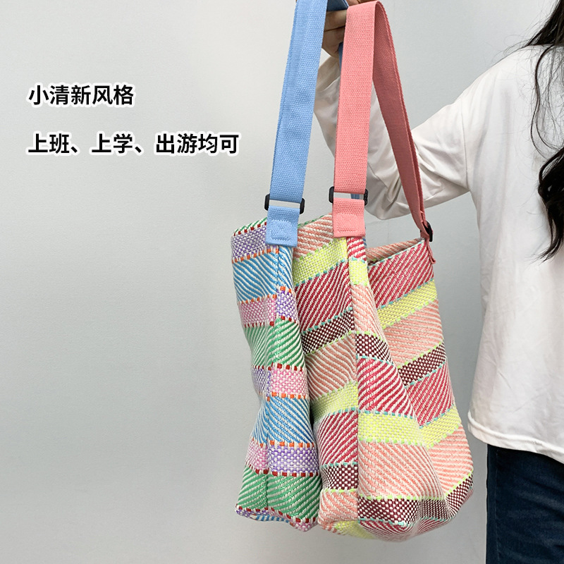 Bolso tejido rojo rojo nuevo estilo de costura de rayas de color en contraste clase bolso de viaje bolso de hombro cruzado bolso de paja