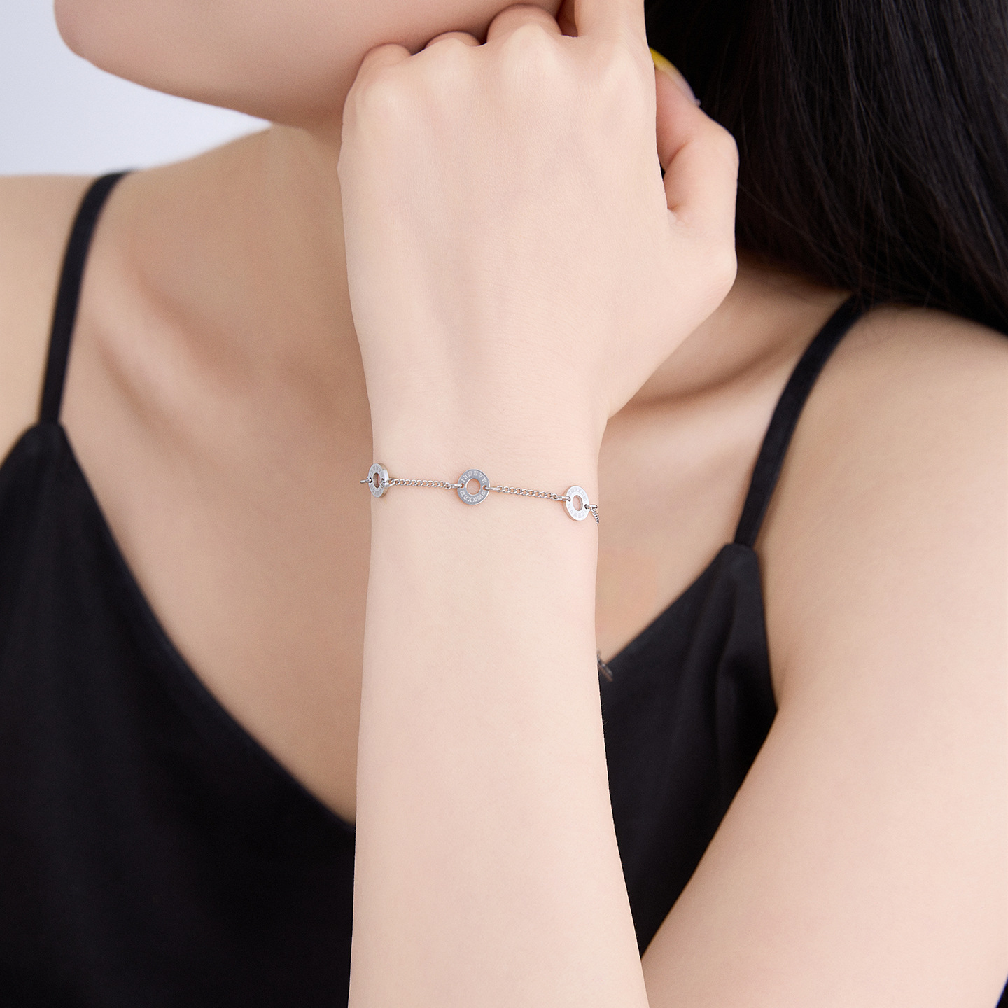 Pulsera de Números Árabes de Acero Inoxidable con Diseño Geométrico Circular para Mujer