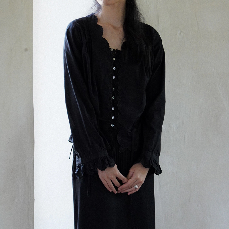 Spot Ginger“ Autumn Style Embroidered Lace Antique Shirt Two-Color Retro French Heavy Industry Splicing Cardigan