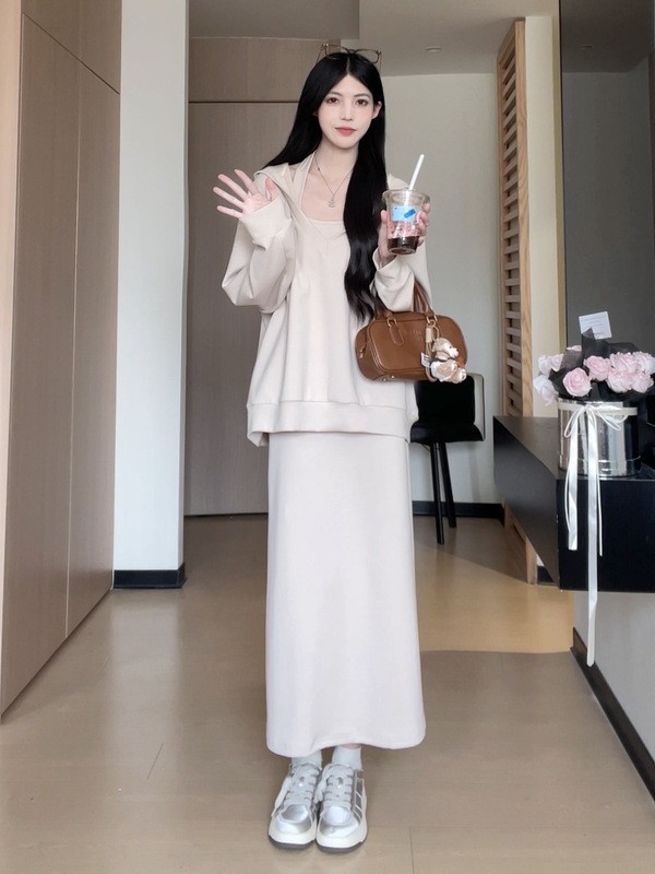 松本さんは気品を失って、パーカーのスーツを着ています。|undefined
