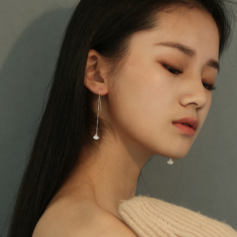 Pendientes de hoja de ginkgo de plata 925 para mujeres ins estilo frío simple Corea del Sur elegantes pendientes de celebridades de Internet pendientes largos de borla