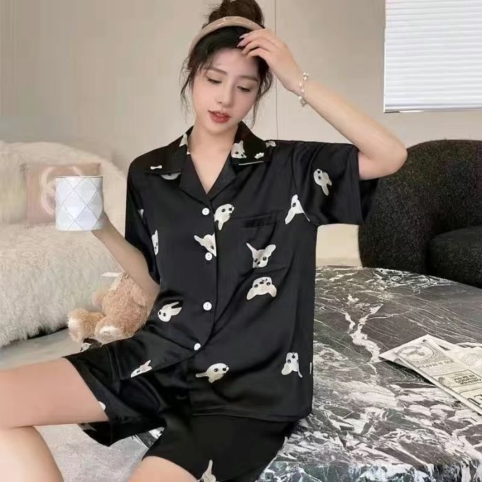 Venta al por mayor transfronteriza de tiras rojas KT pijamas de seda de hielo pantalones cortos de manga corta de verano para mujer cárdigan de dibujos animados dulce traje de servicio a domicilio fresco