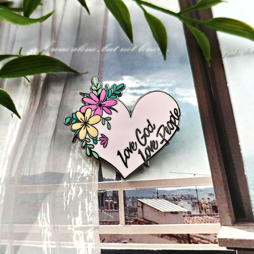 Love Everything Brooch Flower Heart-Shaped Pink Badge Faith Blessing Metal Pin Fashion Collar Jewelry Backpack Accessories