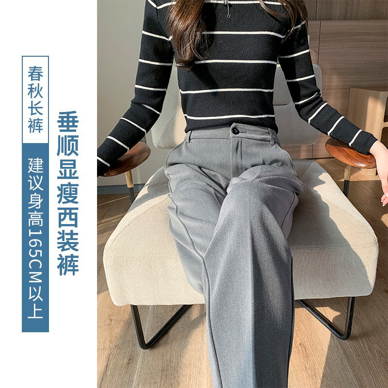 黒いスーツのズボンの女性のペンダント感があります。|undefined