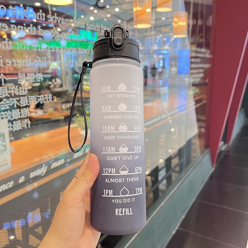 Taza de agua de plástico, botella de agua deportiva de color degradado resistente a altas temperaturas, escala portátil, taza de paja de verano transfronteriza de Amazon al por mayor