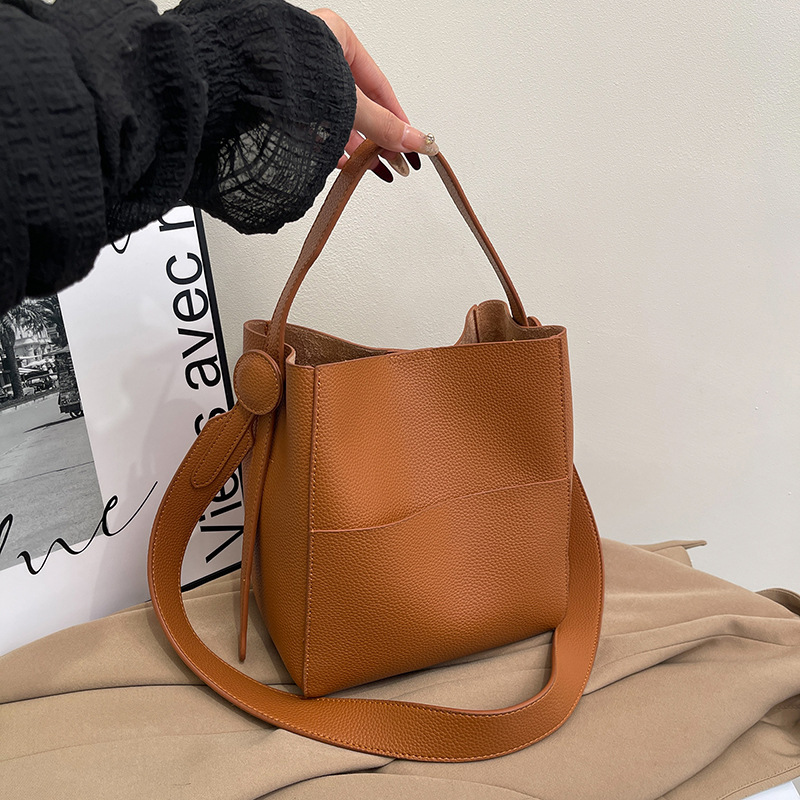 Fashionable retro shoulder bag