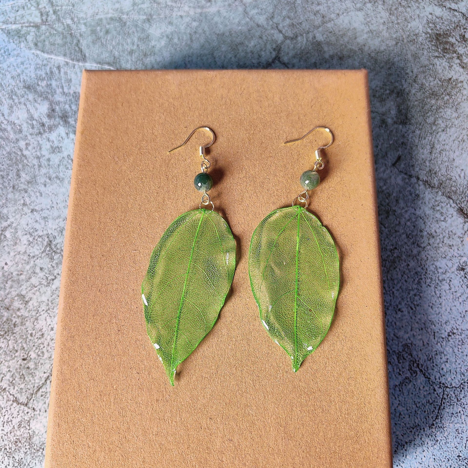 연한 녹색 14k 금으로 채워진 이어한 쌍