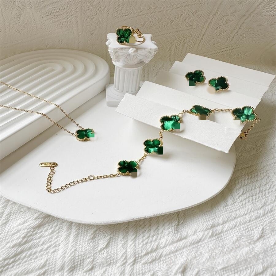 Estilo caliente Este trébol de cuatro hojas 13MM Pulsera de cinco flores 18K Pulsera de trébol de cuatro hojas Collar Pendientes Juego de anillo sin decoloración