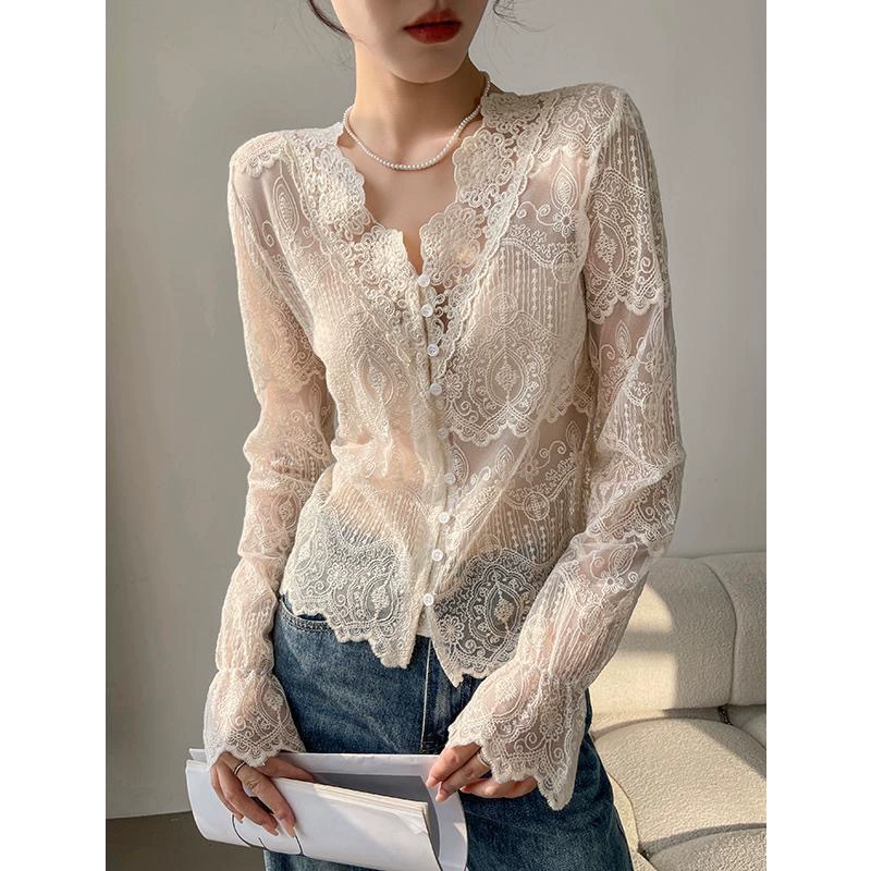 Женская рубашка с кружевным низом, новинка весны 2025 года, высококачественная футболка с длинными рукавами и v-образным вырезом, топ для внутреннего и верхнего ношения.