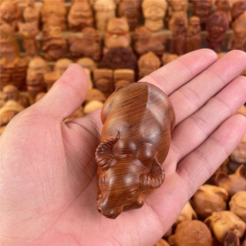 天然崖柏实木雕刻卧牛水牛手把件高油老料文玩盘玩生肖牛家居摆件