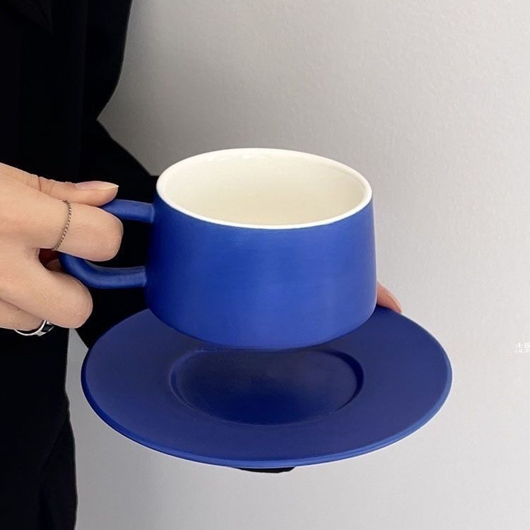 Klein taza de café azul de alta calidad exquisita taza y plato conjunto de tazas caseras tazas de estilo japonés de estilo de mano para mujeres ins
