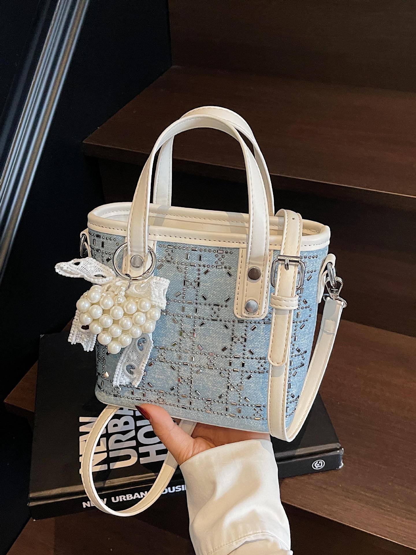 Bolso de cubo de mano de mezclilla de diamantes calientes popular de verano para mujer 2025 nuevo bolso de hombro de viajero de todo fósforo bolso de mensajero coreano