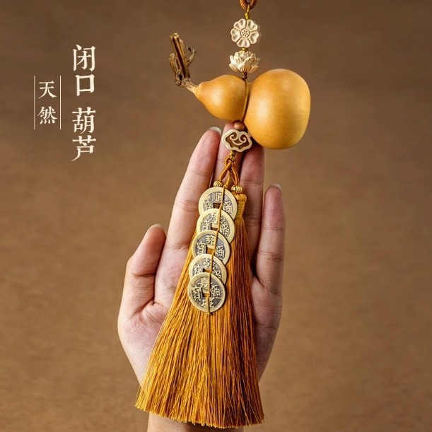 노란색 밧줄이 달린 닫힌 조롱박