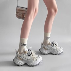 メッシュのひも付きのお父さんの靴の女性2025春の夏の新型の復古運動のカジュアルシューズのファッションの厚い底の薄い靴