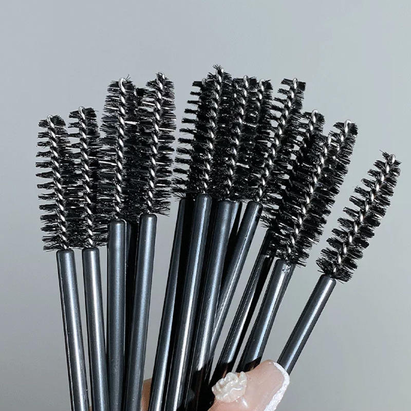 Disposable eyebrow brush, makeup artist's eyebrow tinting brush, spiral brush for grooming eyebrows, special brush for organizing eyelashes in photo studios